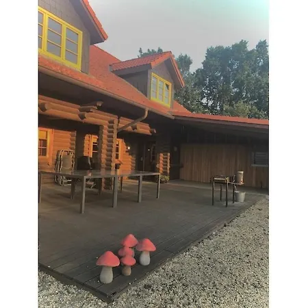 With 8 Bedrooms בית נופש